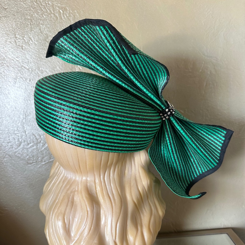 BEWITCHING 1960-70s' GREEN/BLACK STRIPED STRAW HAT WITH LARGE BOW/RHINESTONES - Picture 5 of 11